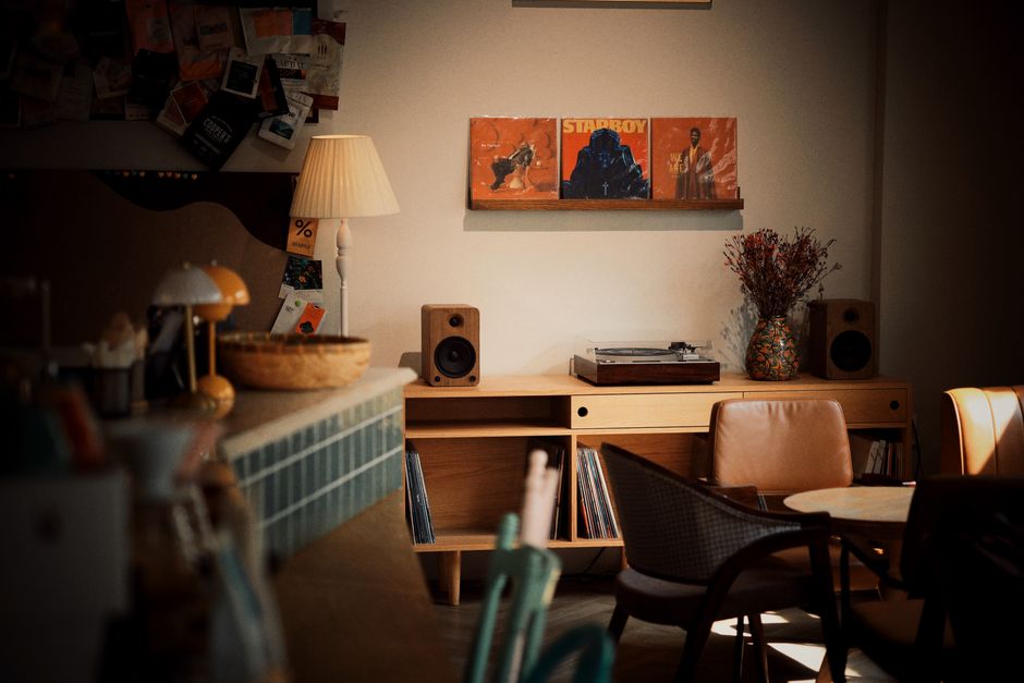Playlist, lumière, parfum d’ambiance : composer une atmosphère